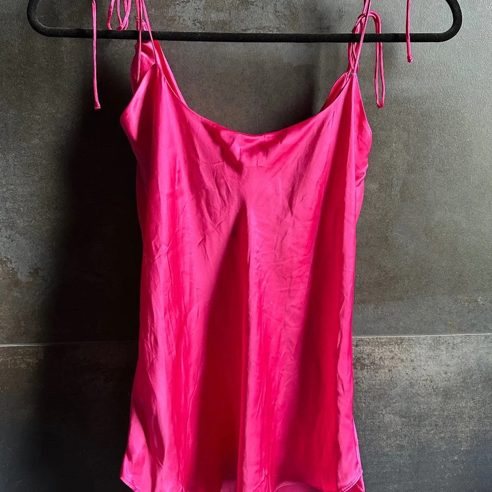 WILFRED ARITZIA ALLUSION CAMI ELECTRON PINK MEDIUM NWT - Picture 2 of 3